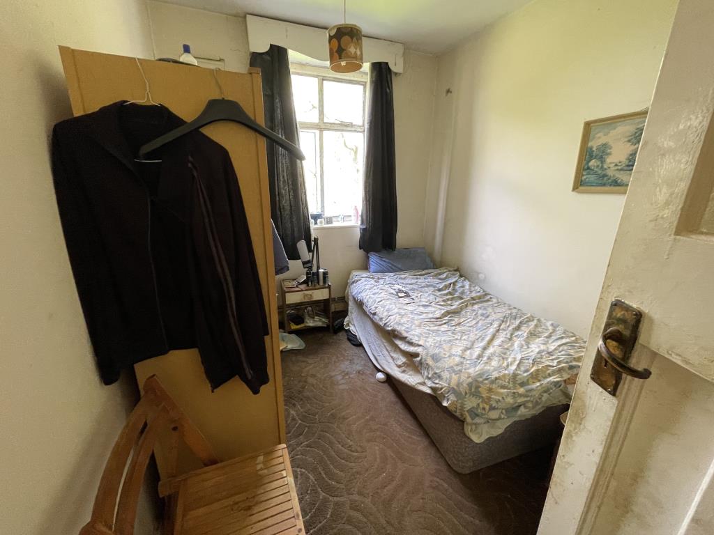 Lot: 96 - TWO-BEDROOM FLAT IN NEED OF MODERNISATION AND IMPROVEMENT - 